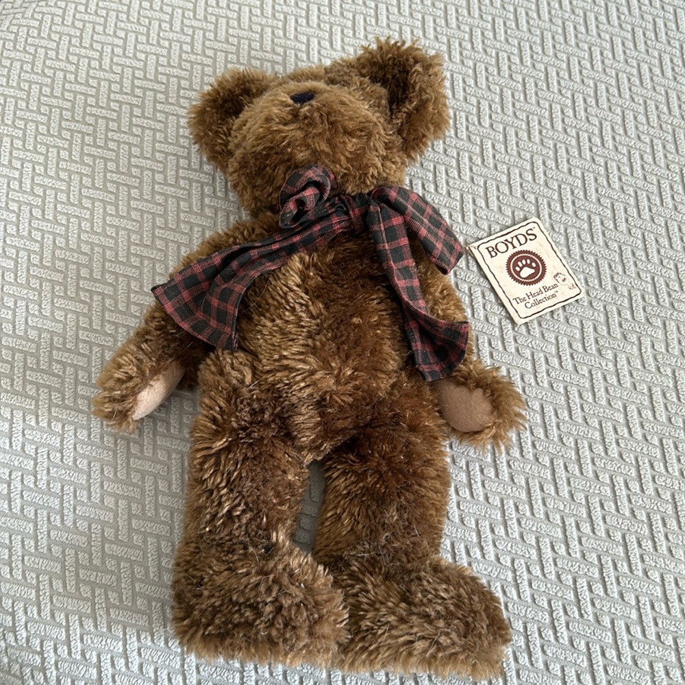 2001 Burke Boyd's Bear. Signed by Bob Derr. Smoke Free Home. 13 in high.